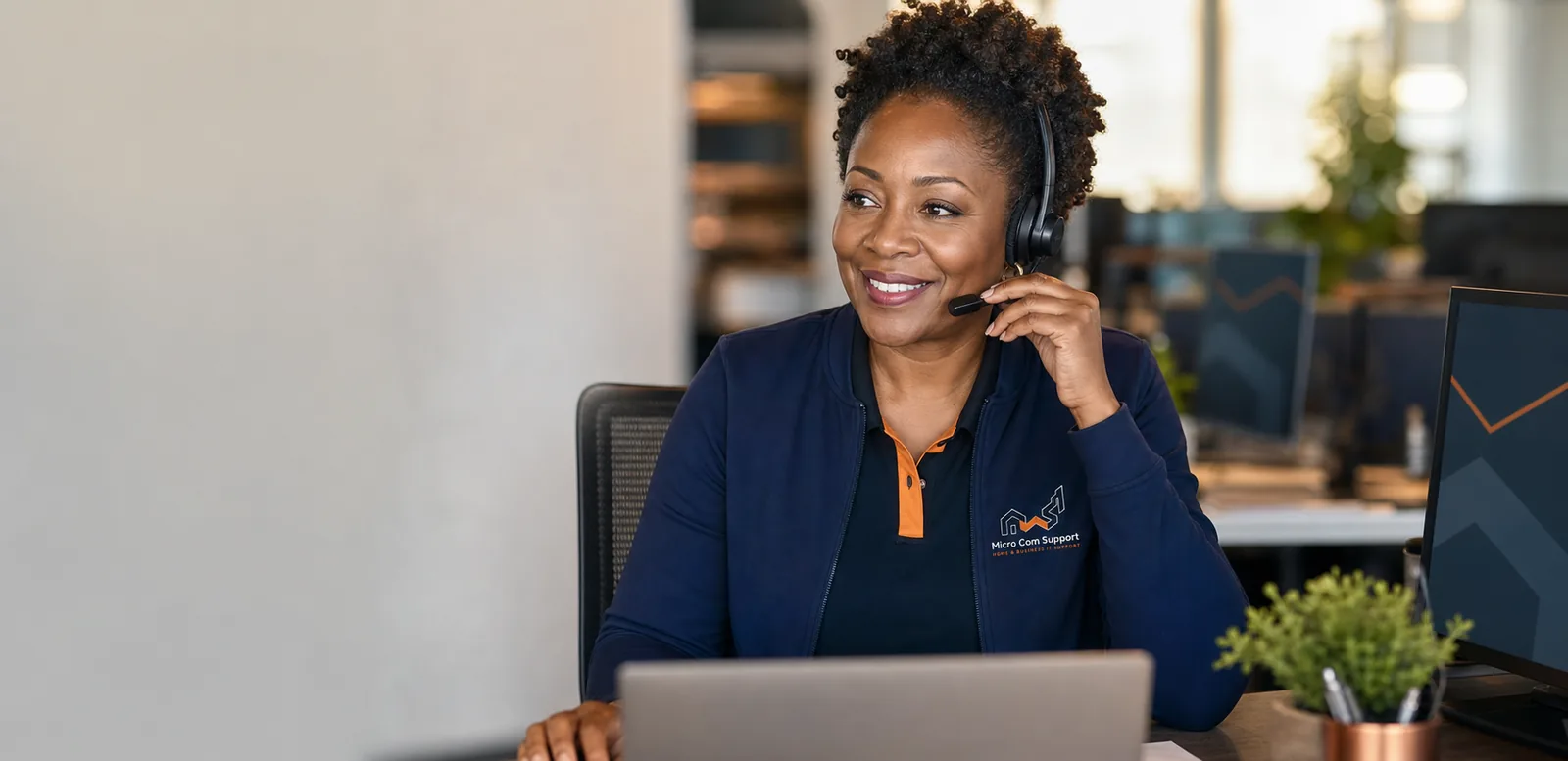 Support specialist helping a customer by phone
